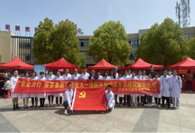 黨建引領(lǐng)辦實(shí)事，健康服務(wù)暖人心——高新院區(qū)專家團(tuán)隊(duì)赴蜀麓中心社區(qū)開(kāi)展大型義診活動(dòng)